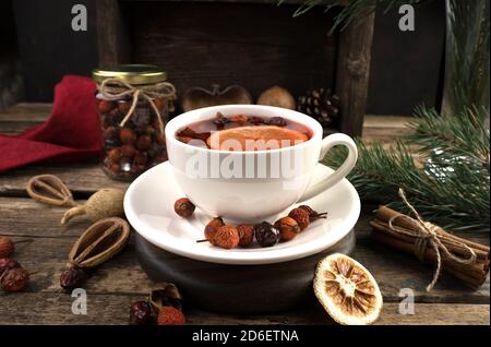 Felice anno 2021 e buon Natale, bevanda calda in una tazza su un sfondo di Natale. Foto Stock