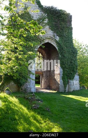 Le pittoresche rovine infestate della Chiesa di Santa Maria, distrutte da una bomba volante nel 1944, Little Chart, Kent, Regno Unito Foto Stock