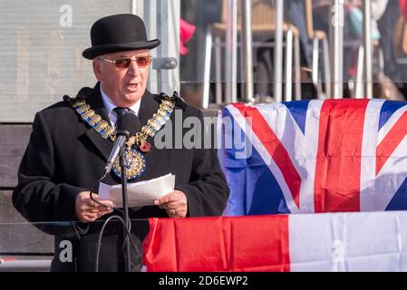 Il sindaco di Southend John Lamb si rivolge al pubblico prima di svelare una targa Commemorando l'uso in tempo di guerra da parte della Royal Navy di Southend Molo come base costiera Foto Stock