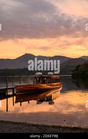 Barca in legno su Derwentwater alla luce della sera. Foto Stock