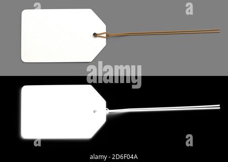 Un'etichetta di carta con una stringa marrone che giace su una superficie piana - etichetta di prezzo o etichetta regalo. Isolato con ombre. Sulla metà inferiore una maschera da isolare nell'immagine Foto Stock