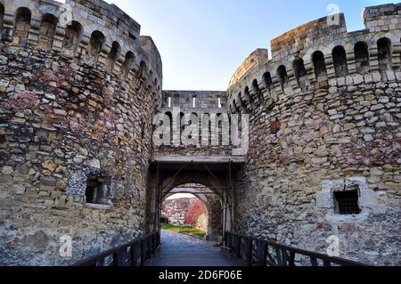 Porta Zindan e ponte di legno di fronte ad essa nella fortezza di Kalemegdan, Belgrado, Serbia Foto Stock