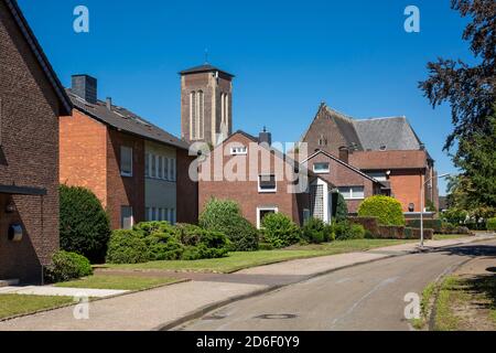 Deutschland, Dorsten-Holsterhausen, Lippe, zona Ruhr, Parco Naturale Hohe Mark Westmuensterland, Muensterland, Westfalia, Renania Settentrionale-Vestfalia, Chiesa di Sant'Antonio Nuova, Chiesa parrocchiale Cattolica, neo-Gotica, tenuta abitativa, Buergerhaeuser, strada laterale, Buergersteig *** Local Caption *** Foto Stock