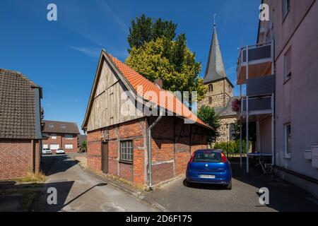 Deutschland, Dorsten-Rhade, Lippe, zona Ruhr, Hohe Mark Westmuensterland parco naturale, Muensterland, Westfalia, Renania Settentrionale-Vestfalia, Museo Haus Soggeberg, casa a graticcio, ex Koetterhaus e casa residenziale, dietro di esso la chiesa di San Urbano, chiesa parrocchiale cattolica, Dorfkirche *** Local Caption *** Foto Stock