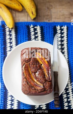 Torta fatta in casa di banana di grano saraceno con glassa di miele. Cottura senza glutine. Foto Stock