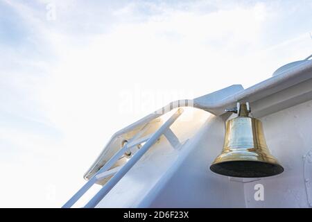 La campana di una nave su una nave in controluce - è il momento! Foto Stock