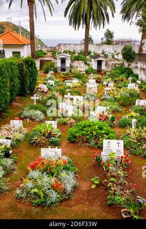 Madeira, Portogallo - Febbraio 2019: Tombe in un piccolo cimitero sull'isola di Madeira, Portogallo. Europa. Foto Stock