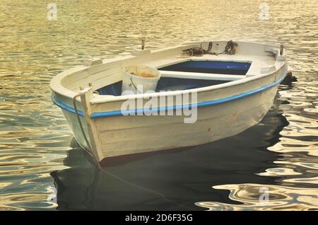 Piccole barche da pesca in un villaggio di pescatori, Tivat, Montenegro Foto Stock