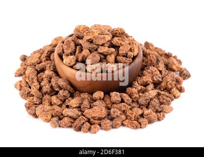 Tigernuts isolato su sfondo bianco. Dadi Chufa o tigre in recipiente di legno. Foto Stock