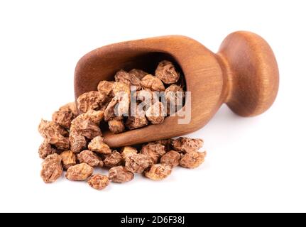 Tigernuts isolato su sfondo bianco. Dadi Chufa o dadi tigre in paletta di legno. Foto Stock