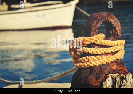 Pulitella vecchia barca arrugginita e vecchia corda fissata ad essa Foto Stock