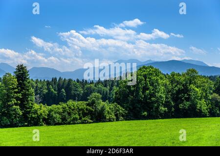 Germania, Baviera, alta Baviera, Oberland, Irschenberg, paesaggio culturale contro i Monti Mangfall vicino Moos Foto Stock