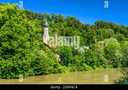 Germania, Baviera, alta Baviera, Tölzer Land, Wolfratshausen, Loisach con la città vecchia e la chiesa parrocchiale di Sant'Andrea Foto Stock