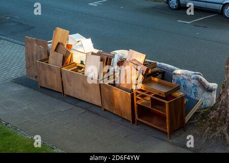 Rifiuti ingombranti sulla strada, mobili, mobili antichi, poltrone imbottite, pannelli in legno, gestione dei rifiuti, smaltimento dei rifiuti, pulizia delle strade, Deutschland, Oberhausen, Deutschland, Oberhausen-Sterkrade, basso Reno, zona Ruhr, Renania settentrionale-Vestfalia Foto Stock