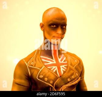 Mostra di vestiti dal vivo a Earl's Court Man con Union Jack Giacca in pelle e make up Picture by Gavin Rodgers/ pixel 07917221968 Foto Stock