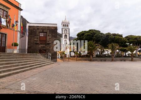 Plaza de la Libertad - piazza centrale di Garachico al semaforo della sera, a nord-ovest di Tenerife, Spagna Foto Stock