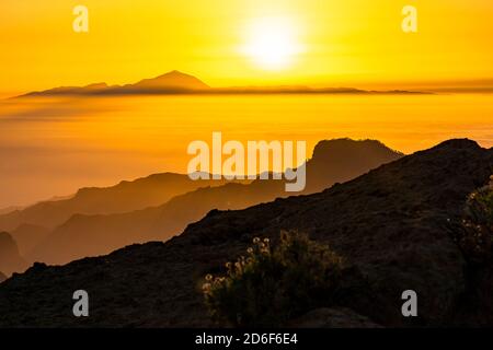 Vista dal monolito 'Roque Nublo' nelle alte montagne di Gran Canaria (1813 m di altitudine) sul vulcano Teide (Tenerife) al tramonto, Spagna Foto Stock