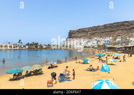 Playa Mogan - sulla spiaggia della popolare città portuale di Puerto de Mogan, a sud-ovest di Gran Canaria, Spagna Foto Stock