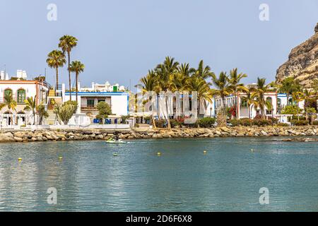 Playa Mogan - sulla spiaggia della popolare città portuale di Puerto de Mogan, a sud-ovest di Gran Canaria, Spagna Foto Stock