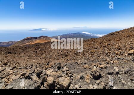 Vista dalla cima del vulcano Teide (3,555 m) sul paesaggio vulcanico nel Parco Nazionale del Teide, Tenerife, Spagna Foto Stock