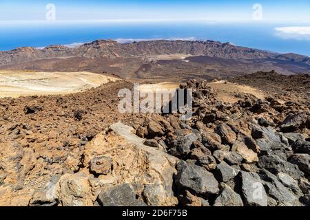 Vista dalla cima del vulcano Teide (3,555 m) sul paesaggio vulcanico nel Parco Nazionale del Teide, Tenerife, Spagna Foto Stock