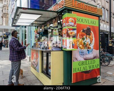 Un chiosco gastronomico in London Oxford Street. Foto Stock