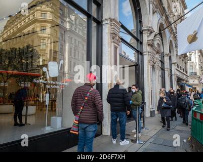 I clienti che si accodano fuori dall'Apple Store di London Regent Street. Foto Stock