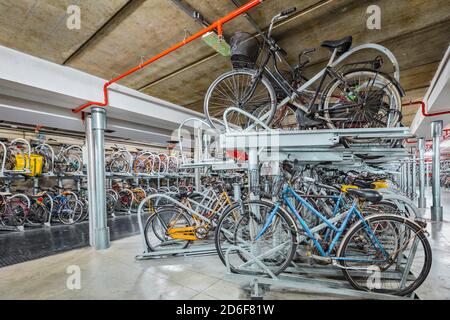 Garage sotterraneo per biciclette vicino alla stazione ferroviaria di Firenze, Toscana, Italia, Europa Foto Stock