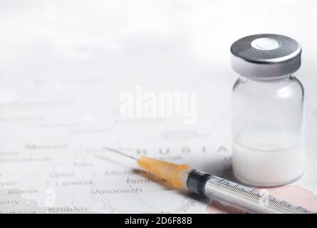 Immagine concettuale. Siringa con flaconcino di vaccino per proteggere da Covid-19 Foto Stock