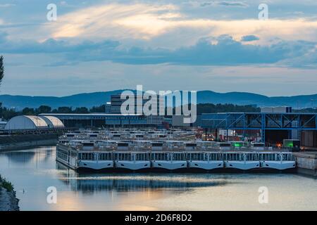 Vienna, navi da crociera ancorate nel porto di Vienna Seitenhafen a causa della crisi corona nel 02. Leopoldstadt, Vienna, Austria Foto Stock