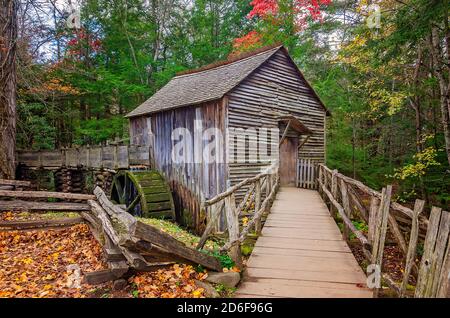 Il Cable Grist Mill è raffigurato al John P. Cable Mill Complex nel Great Smoky Mountains National Park, 2 novembre 2017, a Townsend, Tennessee. Foto Stock