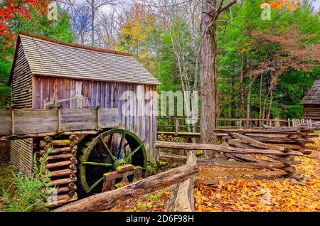 Il Cable Grist Mill è raffigurato al John P. Cable Mill Complex nel Great Smoky Mountains National Park, 2 novembre 2017, a Townsend, Tennessee. Foto Stock