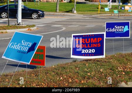 PORTLAND, ME -9 OTT 2020- Vista di un segno democratico sul prato che collega Donald Trump e Susan Collins durante la campagna 2020 a Portland, Maine, United St Foto Stock