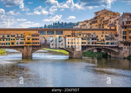 Vista sul Ponte Vecchio e sul fiume Arno, Firenze, Toscana, Italia Foto Stock