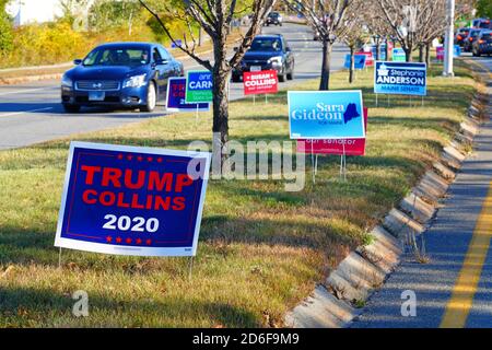 PORTLAND, ME -9 OTT 2020- Vista di un segno democratico sul prato che collega Donald Trump e Susan Collins durante la campagna 2020 a Portland, Maine, United St Foto Stock