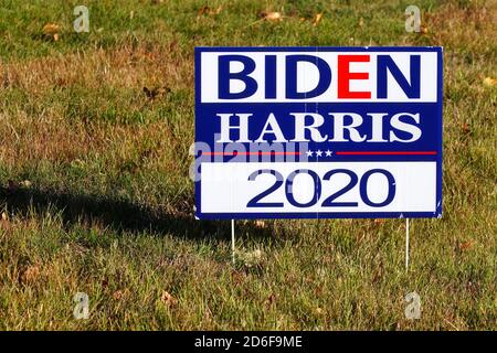 PORTLAND, ME -9 OTT 2020- Vista di un cartello del prato di Biden Harris democratico durante la campagna 2020 a Portland, Maine, Stati Uniti. Foto Stock