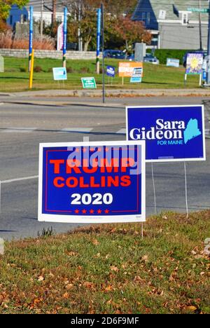 PORTLAND, ME -9 OTT 2020- Vista di un segno democratico sul prato che collega Donald Trump e Susan Collins durante la campagna 2020 a Portland, Maine, United St Foto Stock