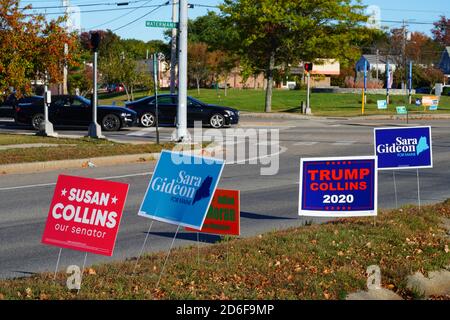 PORTLAND, ME -9 OTT 2020- Vista di un segno democratico sul prato che collega Donald Trump e Susan Collins durante la campagna 2020 a Portland, Maine, United St Foto Stock