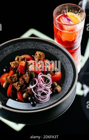 insalata di verdure fresche su sfondo nero Foto Stock