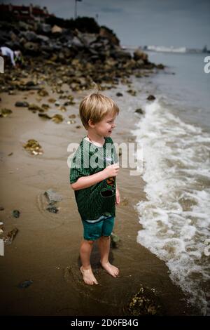 Ragazzo di sei anni sorride e guarda alla baia di Coronado Foto Stock