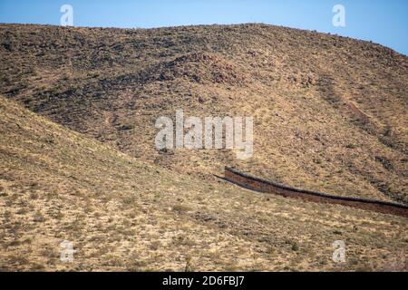 Stati Uniti Messico confine recinto ferma montagna deserto terreno Foto Stock