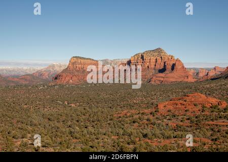 Vista di Twin Buttes e Cappella della Santa Croce, Sedona AZ Foto Stock