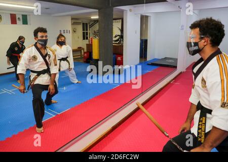 Cancun, Messico. 15 Ott 2020. CANCUN, MESSICO - 15 OTTOBRE 2020: Jonathan Caballero maestro dell'arte marziale Hapkido con più di 14 anni di esperienza, Indossa la maschera facciale mentre insegna arti marziali agli studenti nel suo dojo seguendo i nuovi protocolli di sicurezza come mantenere la distanza sociale e utilizzare la soluzione antibatterica in mezzo alla nuova pandemia Covid-19 il 15 ottobre 2020 a Cancun, Messico. Credit: Rodolfo Flores/Eyepix Group/The Photo Access Credit: The Photo Access/Alamy Live News Foto Stock