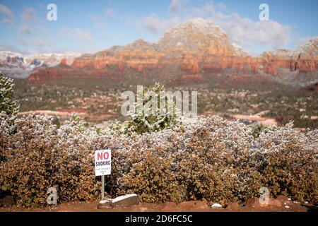 Cartello "No Smoking" al punto panoramico di Capital Butte a Sedona Arizona Foto Stock