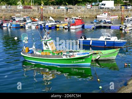 Porto do Son, Spagna. 3 luglio 2020. Vecchi pescherecci galiziani in legno ormeggiati in un porto nella famosa regione di Rias Baixas. Provincia di Coruña, Galizia. Foto Stock