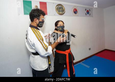 Cancun, Messico. 15 Ott 2020. CANCUN, MESSICO - 15 OTTOBRE 2020: Jonathan Caballero maestro dell'arte marziale Hapkido con più di 14 anni di esperienza, Indossa la maschera facciale mentre insegna arti marziali agli studenti nel suo dojo seguendo i nuovi protocolli di sicurezza come mantenere la distanza sociale e utilizzare la soluzione antibatterica in mezzo alla nuova pandemia Covid-19 il 15 ottobre 2020 a Cancun, Messico. Credit: Rodolfo Flores/Eyepix Group/The Photo Access Credit: The Photo Access/Alamy Live News Foto Stock