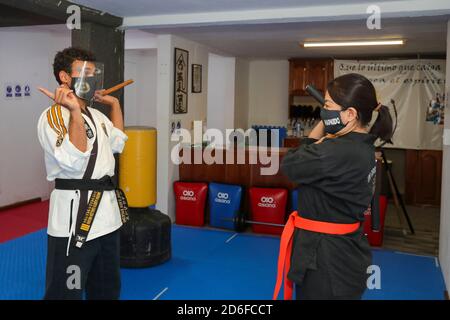 Cancun, Messico. 15 Ott 2020. CANCUN, MESSICO - 15 OTTOBRE 2020: Jonathan Caballero maestro dell'arte marziale Hapkido con più di 14 anni di esperienza, Indossa la maschera facciale mentre insegna arti marziali agli studenti nel suo dojo seguendo i nuovi protocolli di sicurezza come mantenere la distanza sociale e utilizzare la soluzione antibatterica in mezzo alla nuova pandemia Covid-19 il 15 ottobre 2020 a Cancun, Messico. Credit: Rodolfo Flores/Eyepix Group/The Photo Access Credit: The Photo Access/Alamy Live News Foto Stock