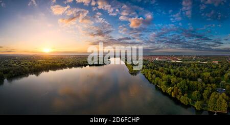 Vista aerea del tramonto sul lago Maschsee ad Hannover, Germania Foto Stock