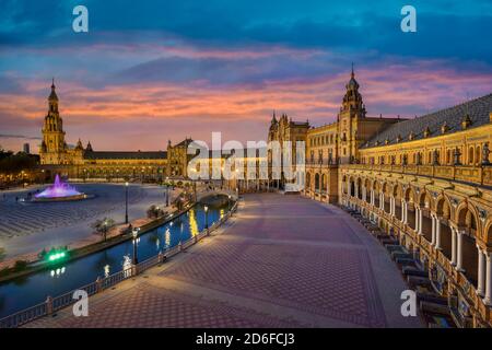 Plaza de Espana a Siviglia, Andalusia, Spagna durante il tramonto Foto Stock