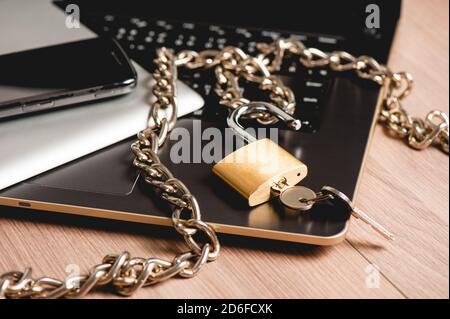 notebook con lucchetto a catena e sbloccato, concetto di sicurezza per computer e dati. Foto Stock